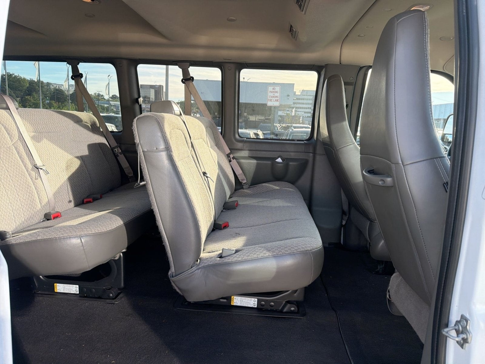 2025 Chevrolet Express Passenger 1LT