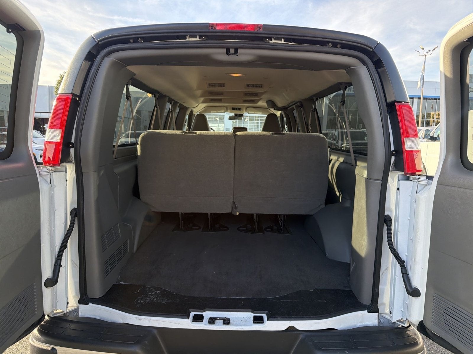 2025 Chevrolet Express Passenger 1LT