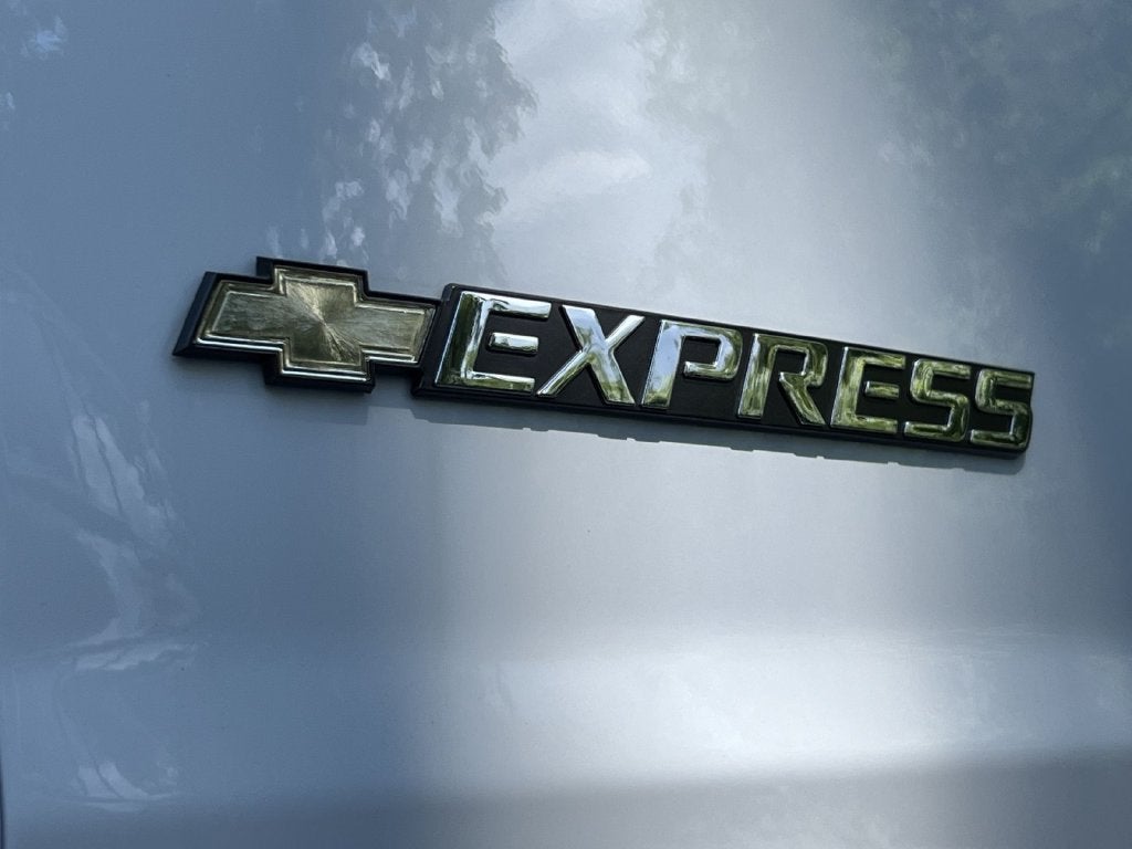 2025 Chevrolet Express Passenger 1LT